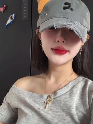 显白好用上嘴超级丝滑 氛围感满满#口红推荐 #我被口红控制了 #女生必备 #口红试色