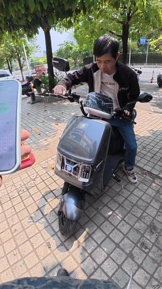 上好牌零公里二手车新车 带质保 证件齐全五星钻豹(销量前十的中国十大品牌,各平台有旗舰店)
五星钻豹GN18全新电动车 一辆也是团购价
空车架2280带72伏电池600(带锂电池加800质保三年换新可用5-8年)
金宇星电机1500动力
高标控制器60/72通用
最高时速60左右
双管车架结构/三星加宽开档
10寸朝阳钢丝轮胎/前后碟刹/对置缸碟刹钢高强度刹车
30芯前减震/后减震软硬可调
LED两灯珠大灯/双闪功能
USB手机充电口/主动P档
定速续航/三档变速
一体式大坐桶/38脚踏板
65cm加宽坐垫/整车长度180左右