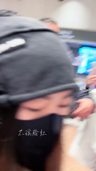 有爸爸妈妈陪着的小羊超安心 #杨博文 #机场路透 #萌 #线下接机