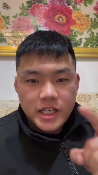 张家口官厅服务区的“齐天大圣”,是个叫圆圆的流浪汉。三十多岁智力偏弱,爹早逝妈卧病,这身行头是妈妈为他准备的,盼他少受欺负。讨的吃的留一半给妈,想爹就去坟头洒酒,路人帮他,他就舞金箍棒感谢。他不是大圣,只是护着妈的孩子,红披风裹着最纯的孝心。#张家口齐天大圣 #张家口服务区 #齐天大圣 #孝心 #孙悟空