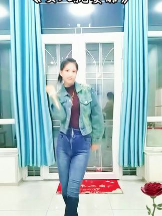 #@杨杨(昌吉亚中男装店): : 别整天多愁善感了,真没有多少人在意你。好好挣钱,爱钱爱生活,爱自己,做个俗人肤浅又快乐女人。快乐的秘诀:停止胡思乱想、做喜欢的事,穿喜欢的衣服,踩喜欢的高跟鞋,拍照,购物,聚会,看电影