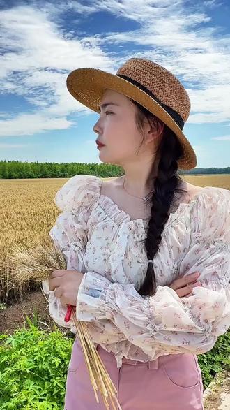 #热门 不管你长得美长得帅,还是正在谈恋爱,都赶紧家来收麦#看过来 #麦子熟了#田间地头 #农村生活 @我要上热门 @抖音小助手