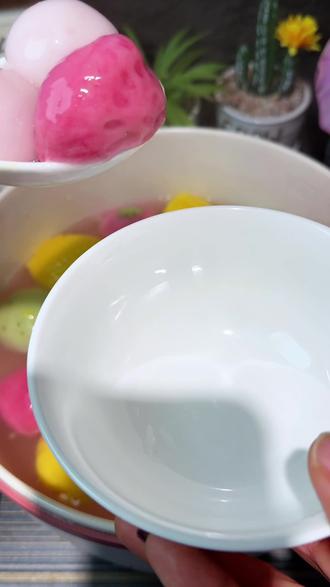 吃腻了普通汤圆的姐妹,一定要试试三全家这个汤圆!多种口味可选,满足全家老小不同需求!不仅造型精致,关键也是巨好吃!尤其是这个羽衣甘蓝青提味的,口味清甜爽口,我真的超爱,还是低糖的!果蔬粉入皮!还是零反式脂肪酸的!减脂期姐妹也可以放心炫!还有榴莲味,白桃乌龙茶味,草莓味!外皮软糯细腻,内馅一口爆汁,还没吃过的姐妹一定要尝尝!#汤圆#元宵节#软糯香甜 #元宵#三全汤圆