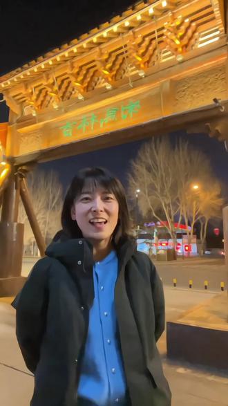 #奔驰广告用奔驰广告语描写大东北:深情不及久伴,厚爱无需多言。抵达只是开始,游玩没有终点。也许您因为一时的妥协而去了别处,但我相信,终有一天 您一定会选择到东北旅游。愿奔腾的松花江赋予您开拓的锋芒,愿巍峨的长白山铸就您不屈的脊梁。在这里看林海雪原,览雾凇奇观,听长白松涛,探北国胜景,愿您在未来的日子里拥有探索千里雪的勇气,具备征服万重冰的决心。星光不问赶路人,岁月不负有心人。愿您出走半生,归来仍是少年。#上热门🔥 #吉林文旅推荐官