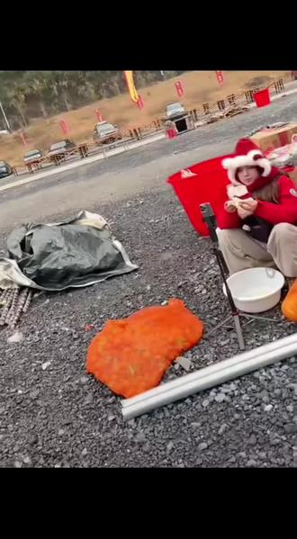 元子的榜一大哥大姐们 都在线下打赏 满满的一盆打赏 笑不活了😁😂@元子(荒野求生新人主播) #荒野求生 #荒野美食 #荒野韦山#张家界七星山 #老六荒野