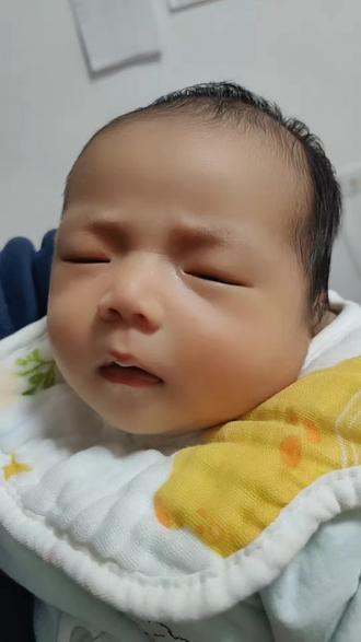 #上热门话题 月子里的宝宝,就是要抱着睡,怎么抱都行,谁抱都可以,就是不能放床上,睡的再熟都秒醒,秒哭。你们家小宝宝也是这样吗?#抖加小助手#上热门#你家孩子也这样吗