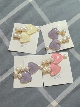 我发现了一个超级适合夏天戴的小玩意,就是这个人鱼泡泡发卡,戴上后简直太美了,它会随着光线的变化而闪耀,就像真的美人鱼一样,波光粼粼的,特别好看,我可真是太喜欢了,无论是拍照还是出门逛街的时候都戴着它,回头率直接拉满。如果你也想要的话,就赶紧点击链接购买吧!