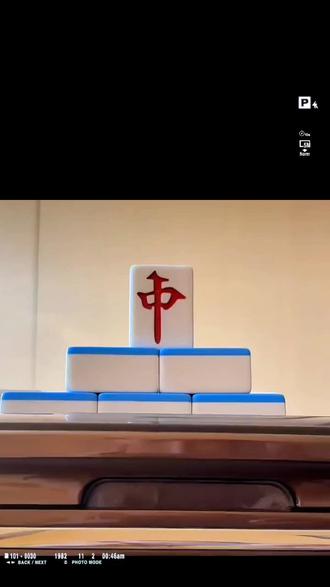 “中”字矗立,麻将亦能摆出风雅之姿。
正如《论语》所言:“游于艺”,
生活中小乐趣亦是修行。🧩🀄
#麻将摆造型 #小麻将解心宽