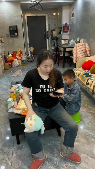 熊非熊偷看手机动态壁纸娶图教程来了!抖音放大镜🔍搜【神图定制】进入,输入口令“5520”🉐动态高清图 #设置教程 #教程来了 #熊非熊偷看手机动态壁纸 #动态壁纸 #手机锁屏 学会了快去试试吧 送你一张动态壁纸 这也太好玩了 有意思的锁屏壁纸