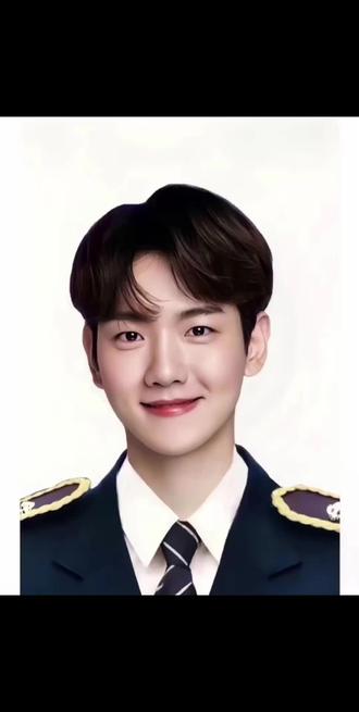 这次剪这段视频其实是有感而生是因为我看了MMA,EXO走红毯了,重启了咆哮等歌曲,很有感触,从一开始的12个人走到九个人,再从九个人到六个人,虽然大家不在一起工作,但是大家心中都是EXO中的一员,这就是聚是一团火,散是满天星;希望EXO以后一直走花路(we are one!)#exo回归 #exo十一周年