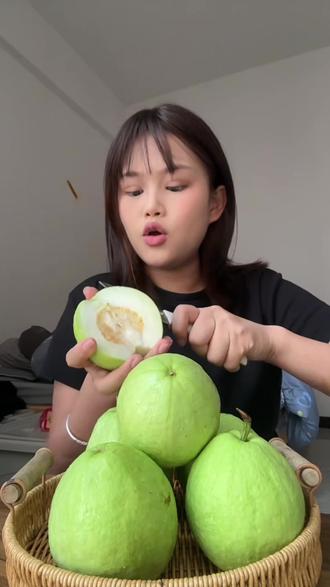 脆口的芭乐,真的太好吃了!硬脆硬脆的特别好吃!#芭乐 #番石榴#脆口 #快来一起尝个鲜