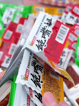60包仅9.9元小鹏食品馋嘴妞辣条,嚼劲十足,好吃到停不下来#解馋小零食推荐 #童年的味道 #妈呀太香了 #好吃到停不下来