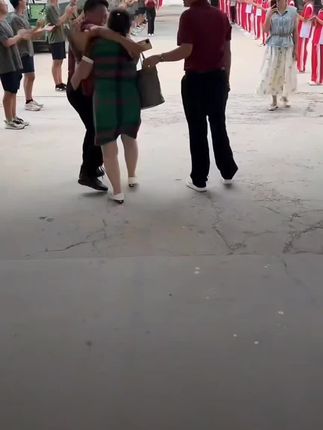感谢关注了几年的姐妹粉丝来给孩子们送爱心,希望孩子们能够懂得来自社会的爱,精彩花絮@凤凰教官甄选小店 @凤凰姐 @凤凰教官在河南 @凤凰姐在河南