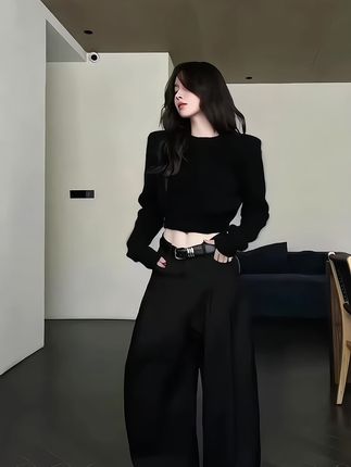 极简全黑穿搭!真的又酷又高级!短款露腰毛衣+休闲阔腿裤!很显比例!慵懒随性的风格我太爱了~#时髦穿搭 #拽姐穿搭 #极简穿搭 #黑色系穿搭 #气场全开