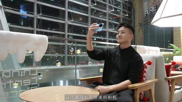 劝大家冬天别来俄罗斯❄️不然你会被美疯‼️ 这是2025年的最后一场旅行🧳
从杭州飞行10000公里🛩️
抵达了俄罗斯🇷🇺
用7天时间感受了战斗民族的极致美学🏛️
·
☑️打卡攻略
❶莫斯科“地下博物馆”🚇
宫殿的装饰、历史的气息是这里地铁的代名词
深不见底的电梯尽头却是另外一番繁华
每个地铁站设计大不相同
·
❷莫斯科武装力量大教堂⛪️
军绿色穹顶,在阳光下,美到失语。
谁懂这种硬核浪漫!“无人被遗忘,也无事被遗忘。”
当东正教的圣光,遇上军事史诗,
莫斯科的厚重,仿佛又多了一重注解。
·
❸捷里别尔卡追极光✨
最后一站我们来到了一座北冰洋沿岸的小渔村
这里是世界上追极光最便宜的地方捷里别尔卡
没有高昂的物价
只有直击心灵的风景
免费在世界尽头荡秋千
而当夜幕降临真正的魔法才刚刚开始
不用四处寻找,抬头就是整片星空
肉眼可见漫天极光在头顶开始跳舞
·
☑️拍照Tips🤳
不得不说有个聪明“搭子”真的太省心了!还好,这次带了华为nova14活力版📱
✔️它内置的AI魔法意图功能真的太懂我,即便同伴没拍好,也能轻松调整人物站位,一键模仿AI构图,出片又快又稳。
✔️用华为nova 14活力版拍摄星空夜景画面纯净,AI魔法移图还能展示创意玩法,真不敢相信2000块的手机就能让人爱上自拍!
PS:现在新机购入还可以参与鸿蒙日日新活动,签到领红包每天打卡每天领,最多可以连续领60天,真的是诚意满满🧧
#世界七大奇迹 #摄影攻略 #感觉自己在欧洲 #摄影师出片地大公开