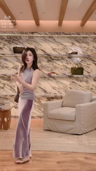 定染修身优雅丝绒鱼尾半身裙 紫罗兰的颜色 好高级!#高级感穿搭 #夏季穿搭 #颜色超级美 #优雅永不过时 @侯點點