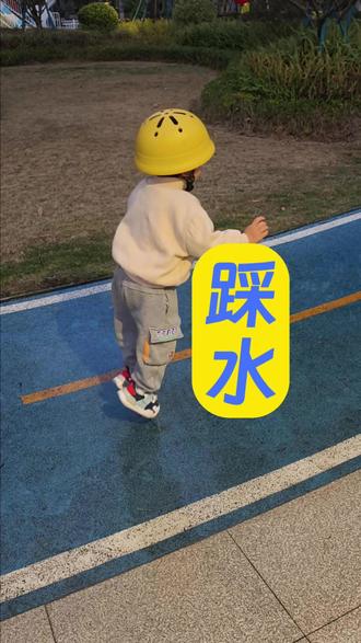 一场大雨,让娃在小区实现踩水自由#爱运动的宝宝 #踩水坑的快乐 #跳水坑 #谁还没个隐藏技能