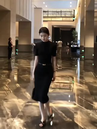 新晋秋季百搭单品|半高领针织打底 初秋就直接穿,冷点儿当内搭也是非常不错的,喜欢把胳膊露出来的小伙伴再适合不过了,可以减少胳膊处的堆砌感,更轻松舒适#优雅气质 #ootd每日穿搭 #每日穿搭 #打底衫