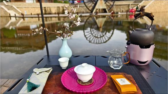 桃花偷喝了我的茶,脸红了一整个春天~😆
武夷名从系列~白云岩 雀舌,茶汤柔和甜润,冲泡过程中会闻到明显的花香,盖香会有栀子花香,汤色橙黄透亮,杯底蜜香,喝完口齿留香,会有回甘,非常适合喜欢香气高扬口感甜柔的茶友们😀#茶文化 #茶香四溢 #户外喝茶 #慢生活 #春天的味道