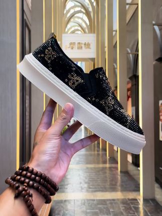 #上热门 #潮鞋推荐好看不贵 #强烈推荐 #潮品穿搭 潮牌男鞋舒适耐穿@抖音小助手