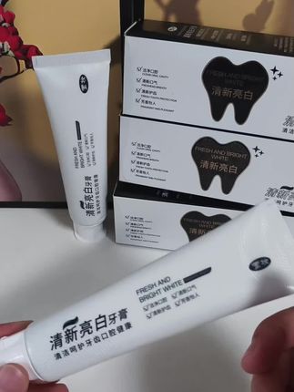 #莺妆牙膏 #好东西一起分享 #自用好物推荐 想要拥有一口干净又漂亮的好牙吗?那就试试这个莺妆清新草本亮白牙膏吧,它能有效去除你的大黄牙,让你的牙齿变得更加洁白光亮,同时还能帮助改善你的口腔环境,让你远离各种口腔问题。而且用了之后嘴巴里都是清新的味道哦,喜欢的朋友赶快行动起来吧!