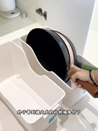 这个收纳盒也太能装了,它是禧天龙家的,质量非常好,而且结实耐用,像我们家里的各种大小不同的锅都能轻松收纳进去,就连洗菜盆和蒸笼也可以放里面,它的两边还有这种凹槽的设计,这样就可以叠加摆放了,不仅拿取方便,还很好的利用了柜子的空间。#居家好物 #懒人必备 #好物推荐🔥 #爱了爱了 #日常生活