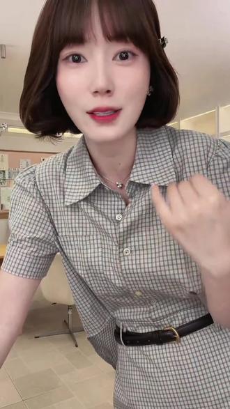 #韩系OOTD分享“谁懂啊!
韩系学妹感直接拉满的格纹裙来啦!
衬衫领+泡泡袖,假两件设计超显瘦
配腰带掐出小蛮腰,松弛又有骨感
法儿家韩国限定,学院风党闭眼冲!”
#法儿家韩国限定 #学院风连衣裙 #韩系穿搭 #松弛感穿搭