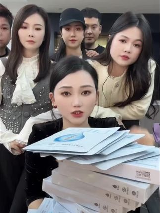 老谭太帅啦!阿姨也在用的面膜,50多岁了皮肤比同岁人还好,海葡萄补水保湿面膜拍一发十盒啦,夏天出门皮肤容易晒伤,容易干燥起皮就要用补水面膜!#补水面膜 #好皮肤养出来 #补水保湿 #超级好用 #轻松拥有好皮肤