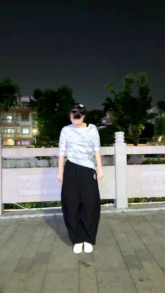 一生爱你千百回试跳广场舞。广场打个卡#灯光下的舞蹈 #健康在于运动