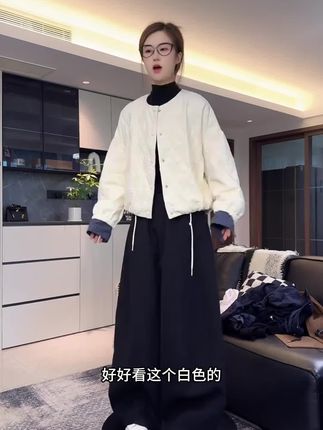 姐妹们来了,秋冬战袍挖到宝了!这款新款加棉外套也太懂女生了吧!宽松休闲版型很藏肉,圆领设计简约不挑人,搭裤子配裙子都很有氛围感,轻薄面料完全不压身,内里加棉,保暖又透气,抗寒还不显胖。日常通勤,周末逛街穿它都吸睛,有颜值又实用,喜欢的姐妹别犹豫,赶紧冲就对了