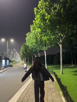 #休闲穿搭 #通勤搭配 #早秋穿搭 #外套 #显瘦穿搭