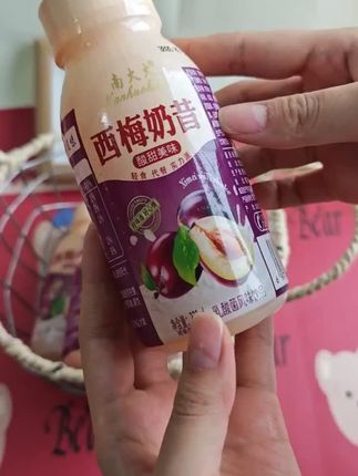 #上热门 南火火西梅奶昔,西梅风味浓郁,乳酸菌口感丝滑,一口入喉,酸甜醇厚超带感。不管是工作间隙还是休闲时光,来一瓶,美味即刻畅享。
