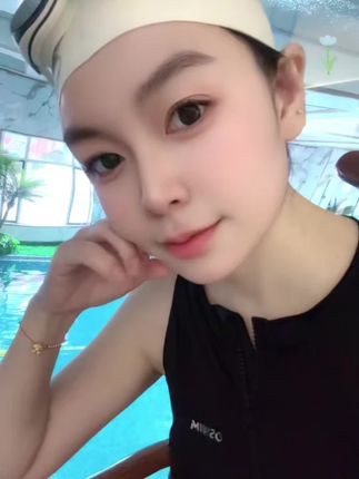我和你妈掉水里 你救谁😊#东北甜妹 #运动#游泳