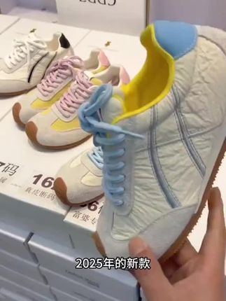 夏天真的好喜欢这种色彩鲜艳的东西啊!这双鞋它就是那种一眼看上去心情都会变好的感觉,而且它是真的很好搭,不管你是穿长裤还是短裤,甚至是裙子都可以驾驭得了,穿上之后就是妥妥的小公主一枚,又甜又乖的感觉,少女感爆棚!而且这个颜色还特别耐脏。