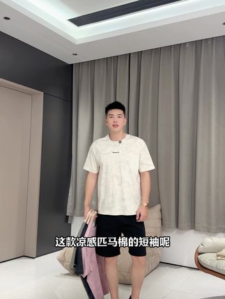 想穿的有个性的男生看过来! 这款扎染设计凉感短袖T恤,出门完全不用担心撞款,独特又吸睛,上身精致又休闲。#时尚穿搭 #男生短袖#短袖#百搭T恤#夏天必备