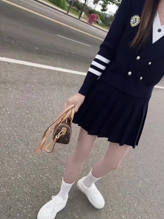 人心都是相互的,谁也不傻,谁也不笨,不被看重,那就看谈,我的态度就是你的态度,记住人不惜而散,心不真而凉,没有珍惜的相互珍惜,没有以心换心的,就只有敷衍,渐行渐远#穿搭 #气质穿搭