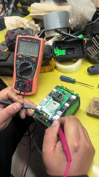 大艺a3电池维修 客户是修铲车的大艺电动扳手电池被铲车压了一下不耐用经过检查有四颗电芯损坏 更换维修 满血复活 #电动工具维修 #电动工具电池 #锂电池维修 #锂电池定制 #技术分享