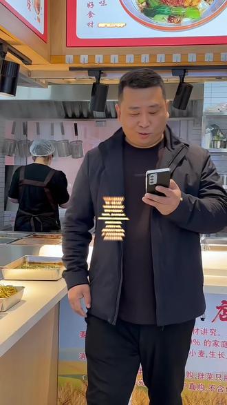 石油化工学院北门的田大爷,4元一串的糖葫芦,抗起了一家老小的生计,学生们自发排队,一口甜里,全是善意与担当#糖葫芦大爷 #山东石油化工学院 #正能量