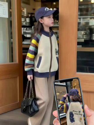 撞色棒球服也太会玩了吧~ 米白主调搭彩条袖,复古又吸睛,像把彩虹揉进衣服里🌈 领口和下摆的藏蓝镶边,精致感瞬间拉满,胸口小字母印花还透着股低调的潮酷劲儿~ #女童棒球服 #儿童潮搭 #小大人穿搭 #秋日童装#秋日穿搭氛围感来袭@抖加🔥上热门🔥dou+🔥热点宝