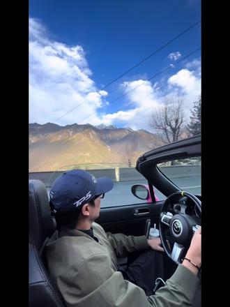 黄师傅是做什么工作的? 他是一个车手,虽然很明显我的开车技术比他更全面,但能让我心甘情愿坐副驾的,只有我这个快车手男朋友
他是一个摄影师,有点强迫症,一定要找到最好的光影,但是他的镜头里永远会捕捉到我最美的瞬间,还有我的车,以及不会缺席的修图服务
他是一个导航员,哪怕到了其他陌生城市也会分不清该走哪条路,但是他会记住每一条我们一起走过的路
他是一个剪辑师,嘴上总说他的86比brz更厉害,却把我的车剪成了他镜头里唯一的主角
他是一个贝斯手,虽然我还没听过他的现场,但是我们一起去感受过live和摇滚,也在路上听过他曾经参与的歌曲
他是一个诗人,明明是一个理科生,却比任何人都擅长表达自己的感情,温柔细腻得写下每一封情书
他是一个脱口秀演员,偶尔只会哈哈哈,却能可以说一路的段子,还有那些只有我懂的笑话
他是一个社交家,e到有时让我会有点尴尬,但是他会在遇到困难时一定会主动努力解决问题
最后,他只是他自己,
现在他要因为学业和工作,短暂离开北京,
我想告诉他:你尽管去做自己,成为更好的自己
而我不管是否在你身边,我都会一直陪伴着你,永远爱你
@黄小晨不会弹贝斯
我们4月见!#玩车情侣 #mx5 #brz #敞篷自驾