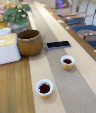 茶叶在沸水中舒展 正如人生在煎熬中圆满