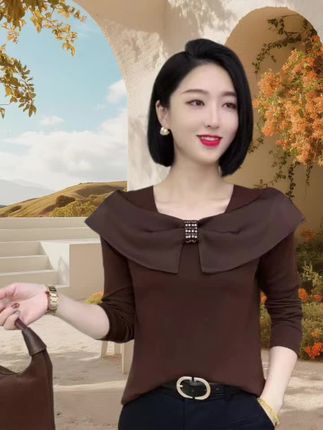 #流光机能风穿搭太有生命力了 【2025秋季新品】可拆卸披肩方领长袖小衫,解锁慵懒法式美学!精选透气纯棉面料,贴合肌肤如云朵般柔软。方领剪裁精准露出锁骨,视觉拉长脖颈线条,搭配灵动披肩设计,一衣多穿秒变气质焦点 。无论是单穿配高腰牛仔裤的甜辣街头风,还是叠穿吊带裙的约会氛围感,皆能轻松驾驭。莫兰迪色系低调高级,从通勤到休闲场合,用一件小衫承包你的秋日衣橱,减龄又百搭! #女装穿搭 #女装 #时尚洋气百搭小衫 #上衣穿搭