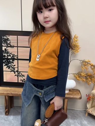 一眼就相中的时髦牛仔直筒裤,随便搭配都是时髦感拉满,假两件的设计上身巨洋气,又是想跟女儿穿同款的一天,太好看了#高品质童装 #生女儿就是用来打扮的 #骗你生女儿系列 #潮童穿搭#萌娃穿搭