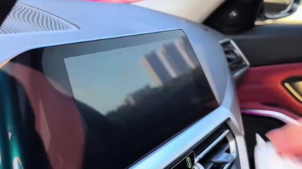 这个手机支架也太高科技了吧!它不用粘胶,也不用卡出风口,想吸哪里就吸哪里,而且吸力超强,随便怎么晃都不会掉下来。反向滑动又能轻松取下,无论是导航、追剧还是自拍都超方便,横竖屏还能随意切换,平时吸在副驾还能追剧看电影,真的太实用了!#汽车好物推荐 #汽车用品 #车载神器 #磁吸车载支架 #车载手机支架