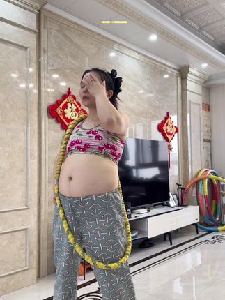 三胎宝妈呼啦圈1个月,每天运动都会戴上这#束腰带 ,大肚腩没有了,胳膊腿细了,大妈体态有了少女感,不跑不跳,在家轻松锻炼#大肚腩变小蛮腰 #暴汗燃脂瘦全身 #居家锻炼