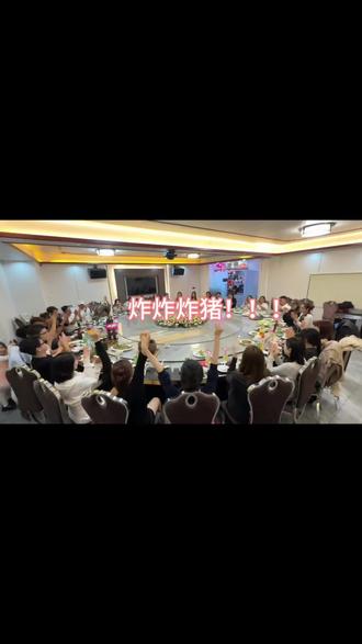 方圆阿爆|海南生日宴,偏爱从不缺席
前一天还在发烧,下一秒就飞来陪贝贝过这个在老家的生日,她的爱从来就不是嘴上说说,她会用实际行动千次百次的告诉她,我很爱你#方圆阿爆 #阿爆海南生日宴 #最好的友情 #一定要看到最后