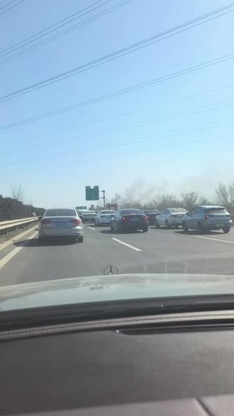 胜芳高速口不让上,杨芬港不让上,到了杨柳青高速又出事了。。。堵堵堵