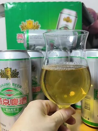 家人们看过来👀 刚到的燕京啤酒超新鲜✨ 日期崭新,开罐麦香直接拉满~不管是夏日囤货、户外撸串配着喝都绝绝子🍢 #夏日必囤 #撸串灵魂搭子 #今日好物安利 #燕京啤酒 #啤酒推荐