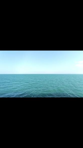 琼州海峡的轮渡美景! 2026寒假摩旅海南第10天!
徐闻港——新海港的轮渡,
短短12海里,
用时3.5小时,
很慢、很磨人。
但是从船上,
看琼州海峡,
风景绝美!!!
#环海南岛摩旅 #创作者中心 #创作灵感 #琼州海峡轮渡 #琼州海峡
