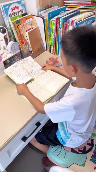 儿子说这个宝盖头书夹真的是便宜又好用!可固定书本书页,也可以12度倾斜站立,像个简易的书架一样,解放孩子的双手,还能夹资料,当书签,实用性强#开学必备 #学习用品 #文具 #书夹 #猫太子